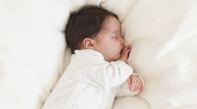 UNNGÅ FLATT HODE: Din baby skal fortsatt ligge på rygg ved søvn, men ved å variere babyens hodeleie, kan du forhindre utviklingen av flatt bakhode. Foto: NTB/Scanpix UNNGÅ FLATT HODE: Din baby skal fortsatt ligge på rygg ved søvn, men ved å variere babyens hodeleie, kan du forhindre utviklingen av flatt bakhode. Foto: NTB/Scanpix